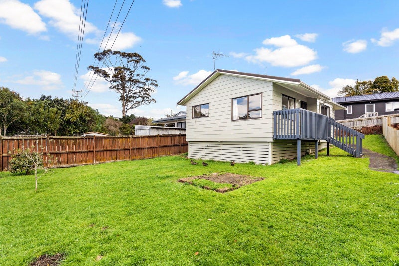 49 Meadowvale Rise, Titirangi, Auckland - Carousel 1