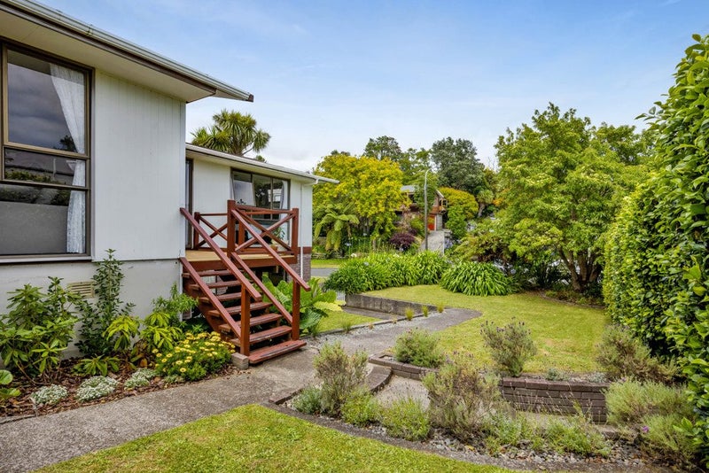 7 Lindaver Grove, Merrilands, New Plymouth - Carousel 1