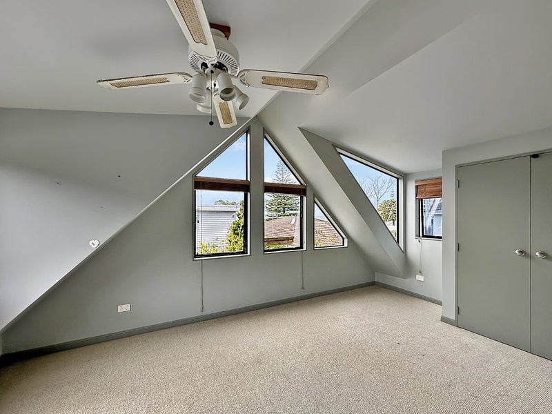 1 The Esplanade, Eastern Beach, Auckland - Carousel 1