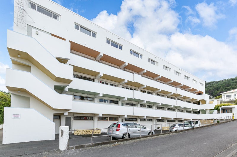 14/4 Claremont Grove, Mount Victoria, Wellington - Carousel 2
