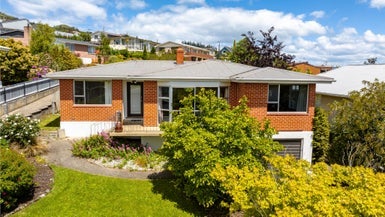 10 Kinmont Crescent, Kinmont Park, Mosgiel - Carousel 1