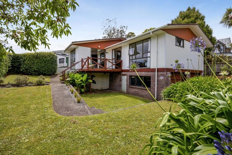 7 Lindaver Grove, Merrilands, New Plymouth - Carousel 2