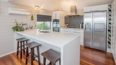 48 The Parade, Paekakariki - Carousel 1