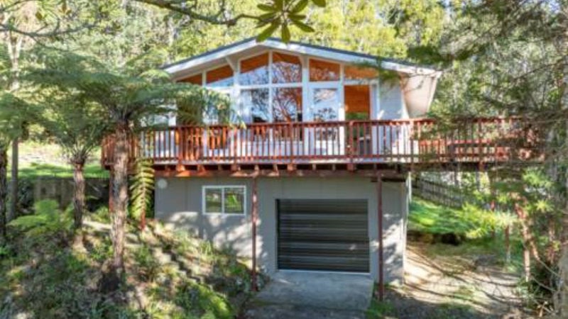 16 Daffodil Street, Titirangi, Auckland - Carousel 1