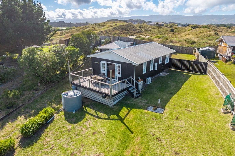 60 Sarah Street, Waikawa Beach, Levin - Carousel 1