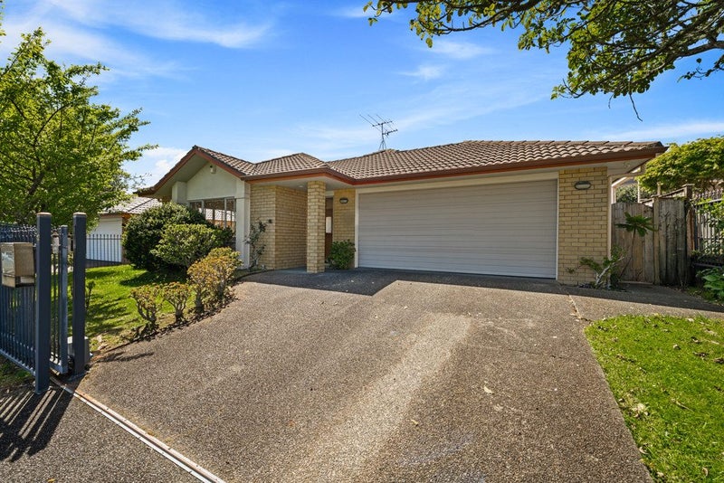 12 Richfield Crescent, Westgate, Auckland - Carousel 1