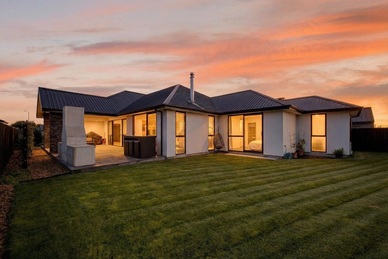 8 Picadilly Avenue, Casebrook, Christchurch - Carousel 1