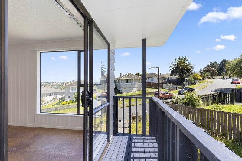 16 Penguin Grove, Waitangirua, Porirua - Carousel 2