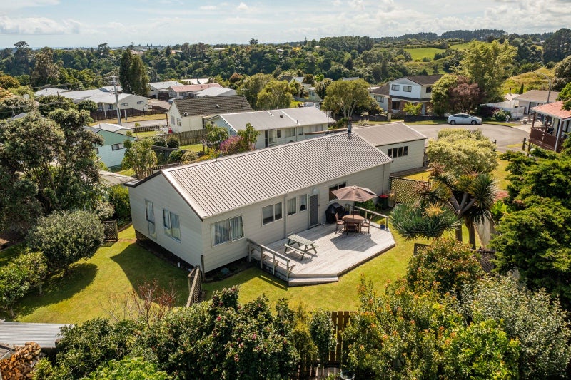 6 Milne Place, Merrilands, New Plymouth - Carousel 1