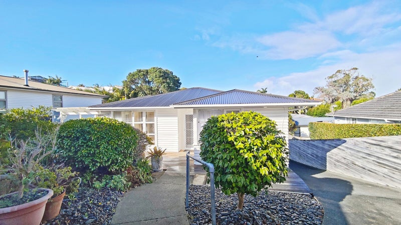 18 Selwyn Crescent, Forrest Hill, Auckland - Carousel 1