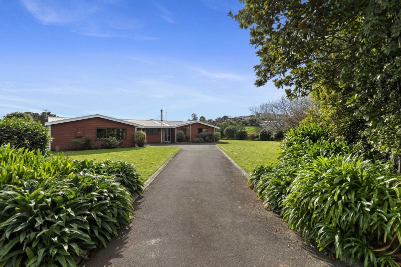 6 Byron Place, Whalers Gate, New Plymouth - Carousel 1