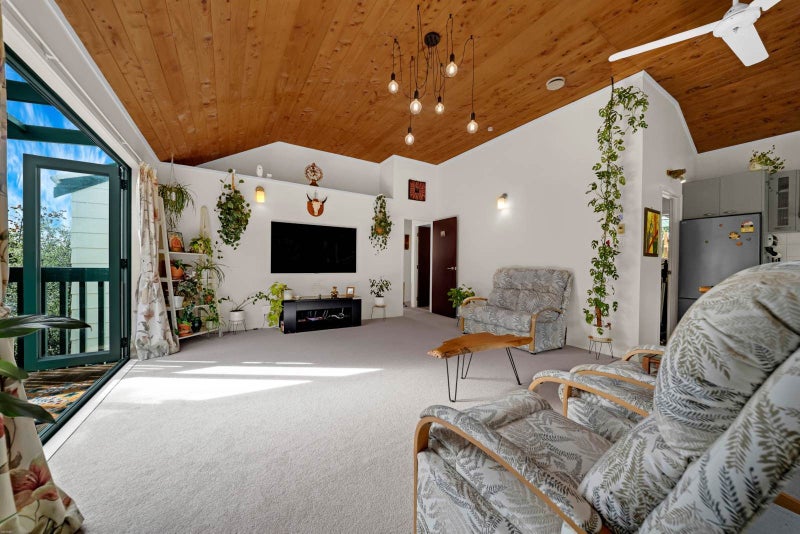 1/11 De Val Drive, Titirangi, Auckland - Carousel 1