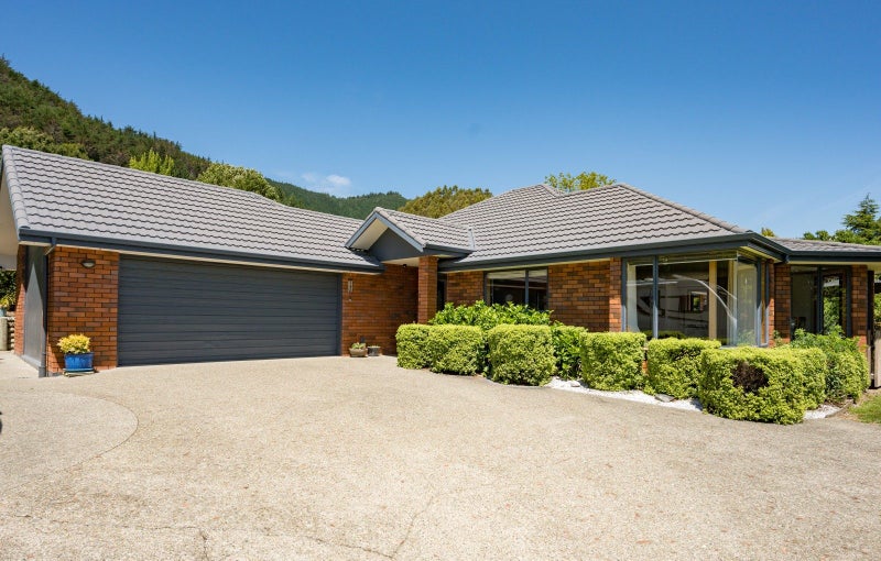 12 Hillplough Heights, Richmond - Carousel 2