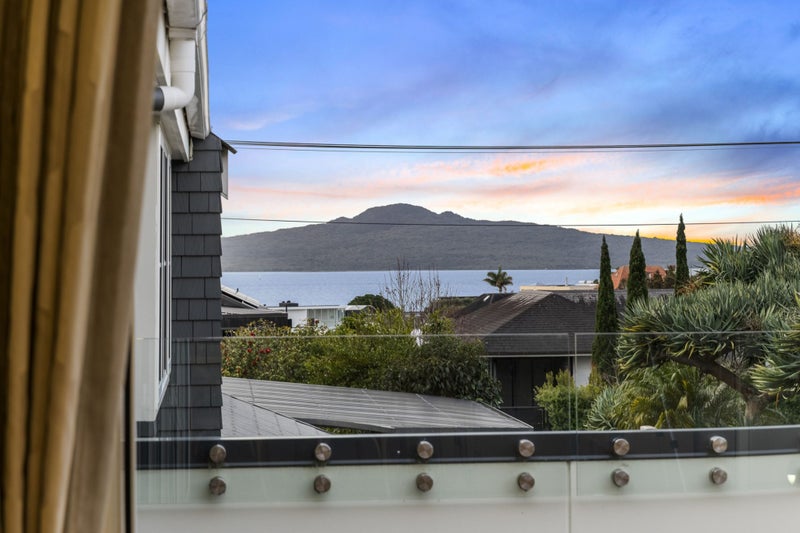 2/33 Ronaki Road, Mission Bay, Auckland - Carousel 1