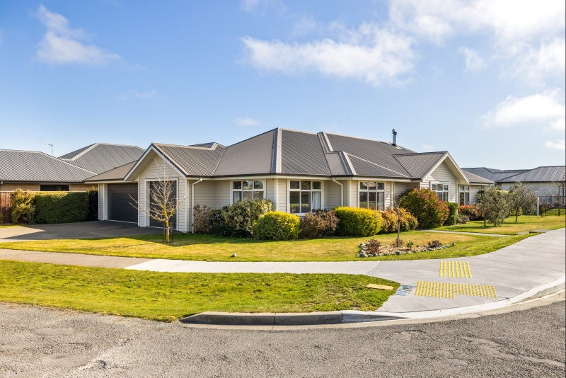 13 Pemberton Drive, Amberley, Amberley - Carousel 1