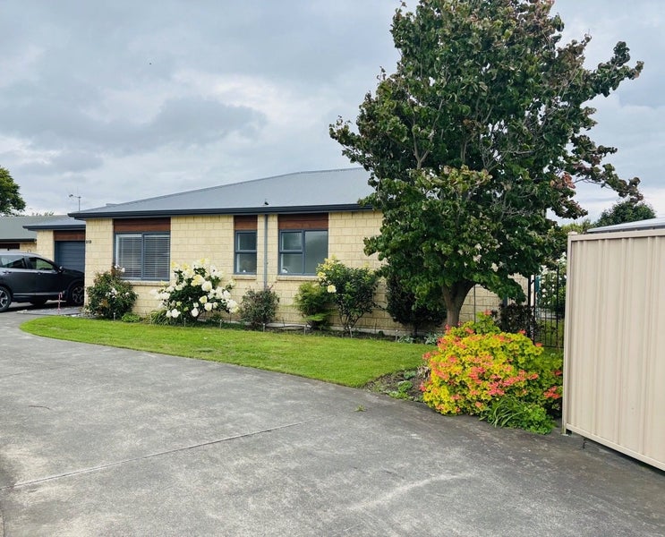 219 Frimley Oaks, Frimley, Hastings - Carousel 1