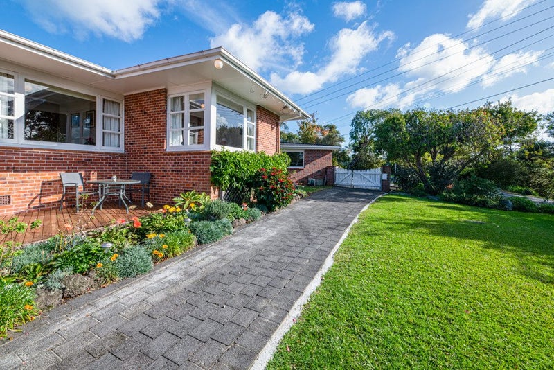 8 Ava Avenue, Titirangi, Auckland - Carousel 1
