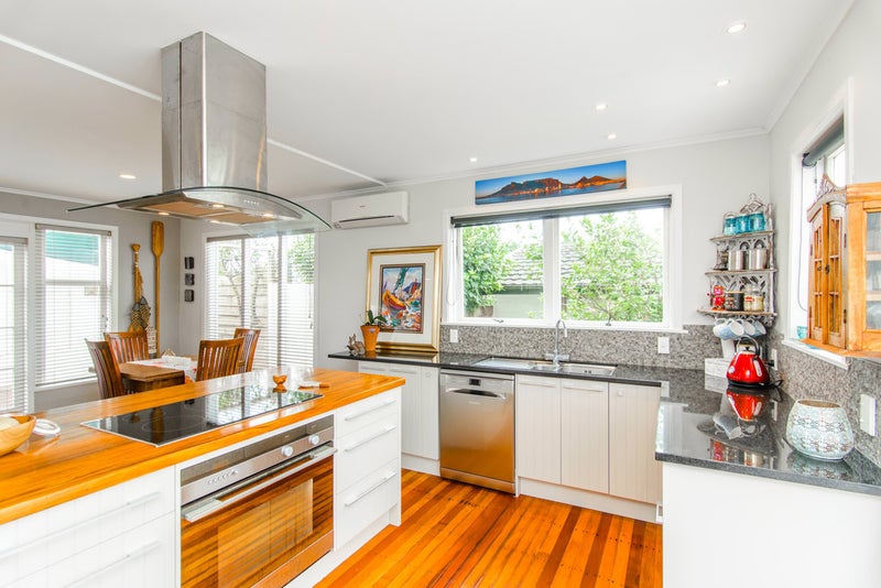 90 Arran Road, Browns Bay, Auckland - Carousel 1