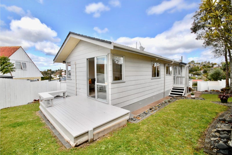 1/17 Athena Drive, Tōtara Vale, Auckland - Carousel 1
