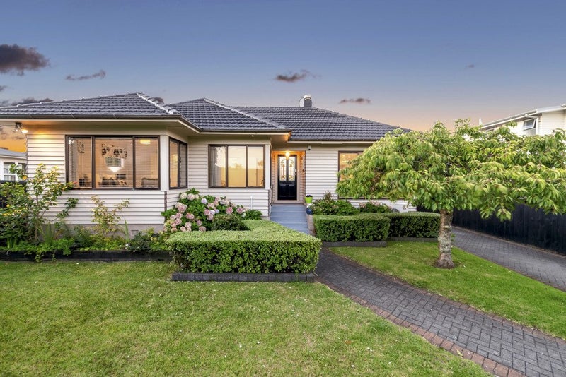 17 Eastern Beach Road, Eastern Beach, Auckland - Carousel 1