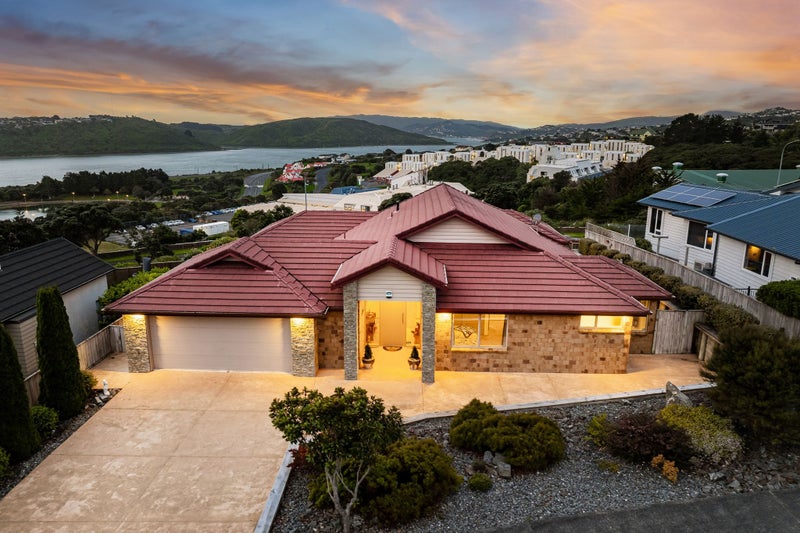 9 Hollyford Place, Aotea, Porirua - Carousel 1