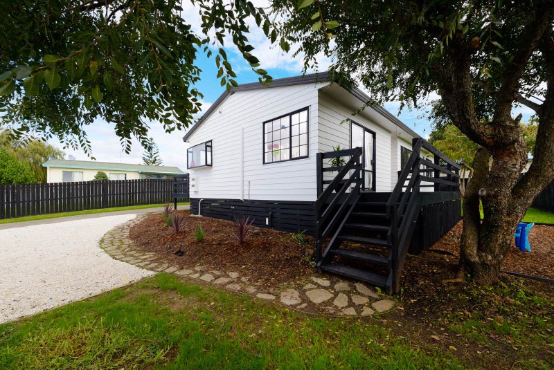 9 Riserra Drive, Ranui, Auckland - Carousel 1