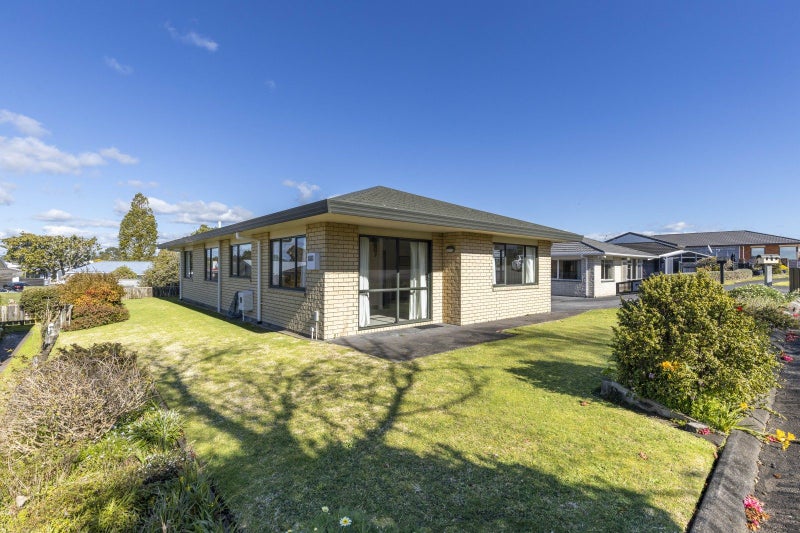 2/16 Sandel Rise, Merrilands, New Plymouth - Carousel 1