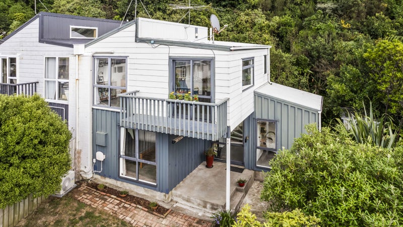 5A Kerr Grove, Johnsonville, Wellington - Carousel 1