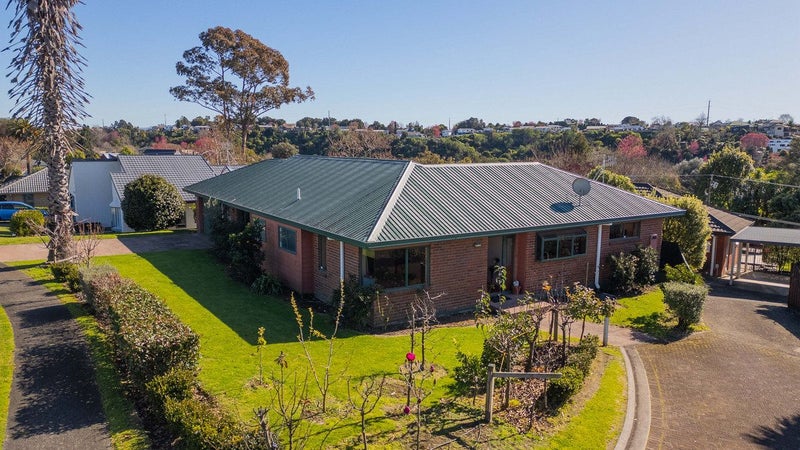 7 Meadowviews Drive, Welcome Bay, Tauranga - Carousel 1