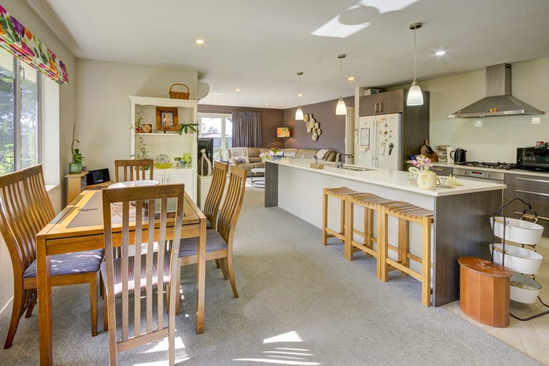 10 Woodglen Drive, Woodend, Woodend - Carousel 1