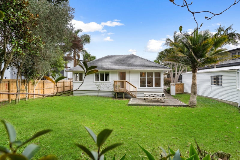 1 Glenford Lane, Te Atatu Peninsula, Auckland - Carousel 1