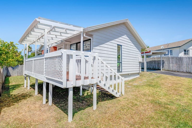 1/12 Jumento Place, Unsworth Heights, Auckland - Carousel 1