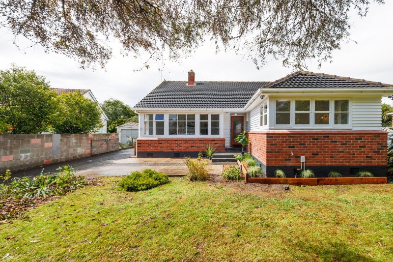 63 Savage Crescent, West End, Palmerston North - Carousel 1