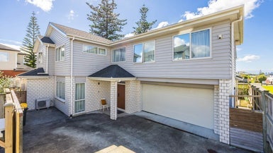 45 Bordeaux Parade, Te Atatu South, Auckland - Carousel 1