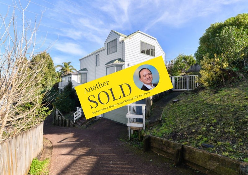 1 Highgrove Lane, Totara Vale, Auckland - Carousel 1