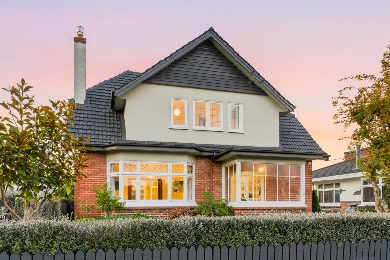 17 Wycolla Avenue, Saint Clair, Dunedin - Carousel 1