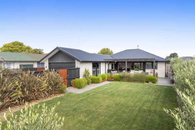 17 Chipping Lane, Redwood, Christchurch - Carousel 1