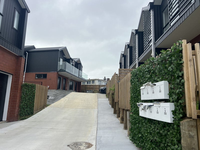 9/233 Great North Road, Henderson, Auckland - Carousel 2