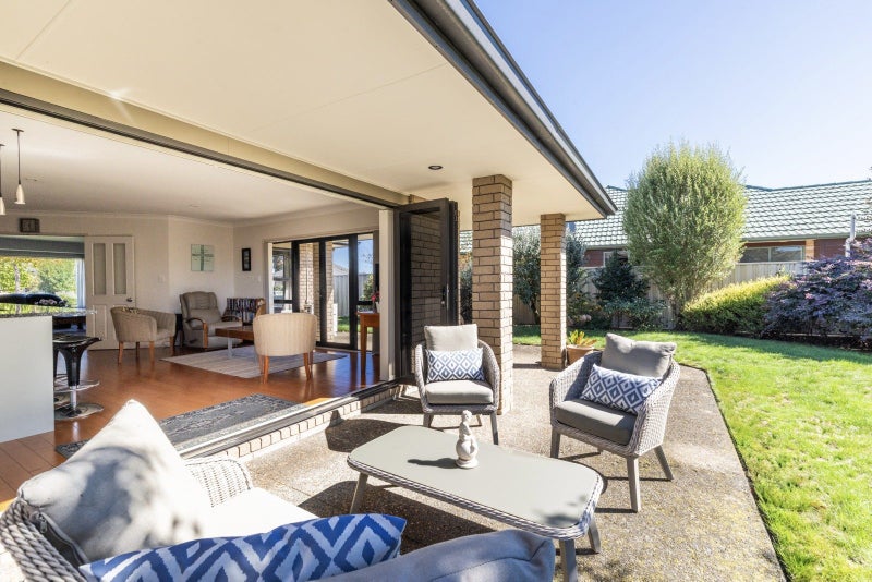 207 Frimley Oaks, Frimley, Hastings - Carousel 1