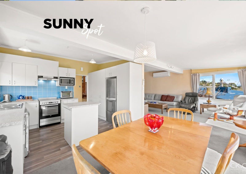 7 Manor Drive, Stokes Valley, Lower Hutt - Carousel 1