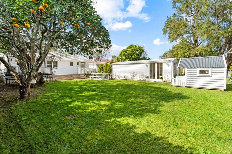 12 Crocombe Crescent, Beach Haven, Auckland - Carousel 2