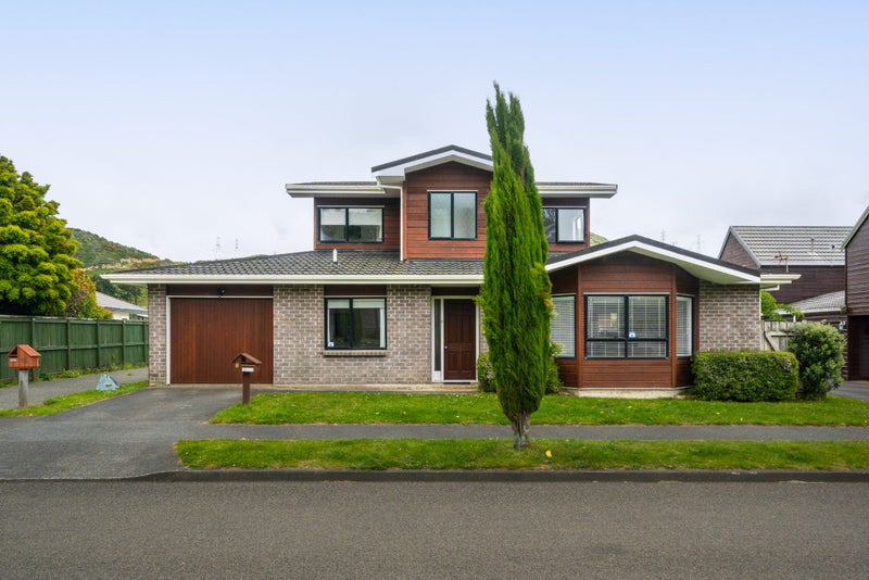 8 Furlong Crescent, Churton Park, Wellington - Carousel 1