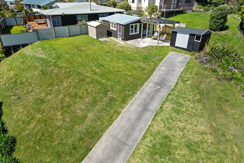 19 Hicks Crescent, Waikanae Beach, Waikanae - Carousel 1