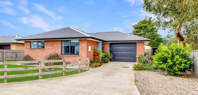 24 Pitt Street, Pahiatua - Carousel 1