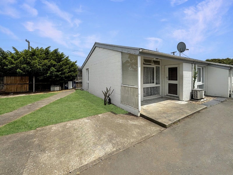 2/12 McFaddens Road, St Albans, Christchurch - Carousel 1