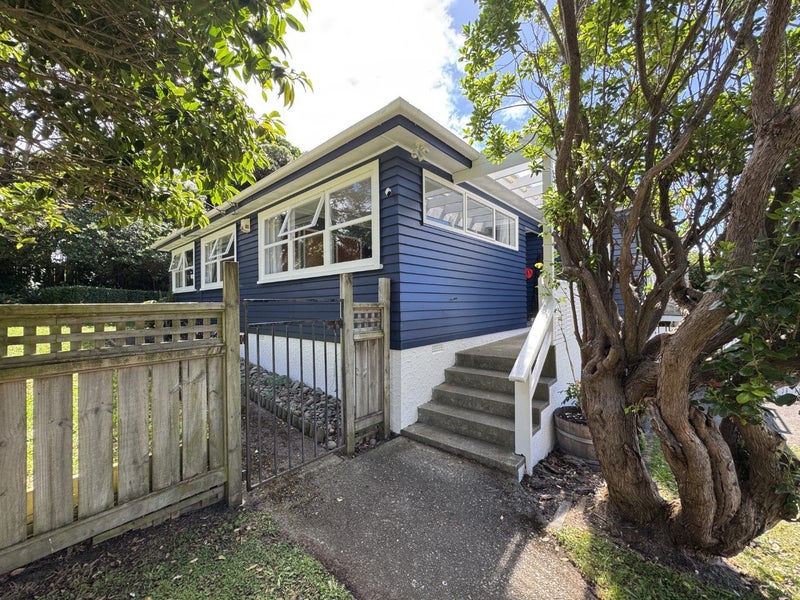 6 Mahoe Street, Tawa, Wellington - Carousel 2