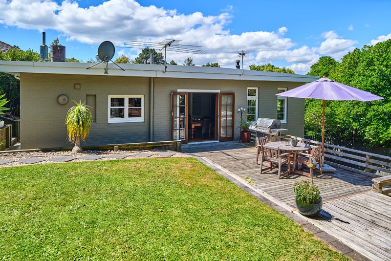 1 Victory Crescent, Tawa, Wellington - Carousel 1