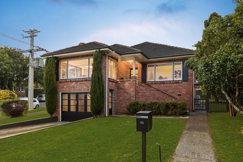 69 Owairaka Avenue, Mount Albert, Auckland - Carousel 1