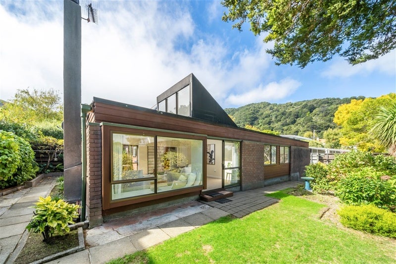 1/1 Lady Bell Grove, Lowry Bay, Lower Hutt - Carousel 1