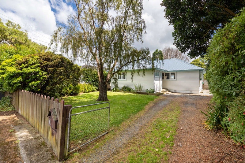 8 Davis Crescent, Elderslea, Upper Hutt - Carousel 1
